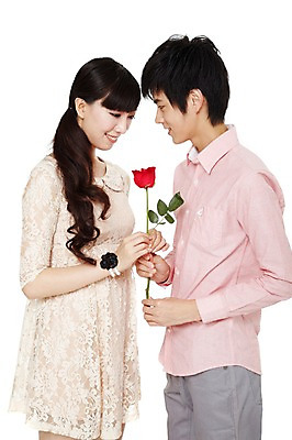 포토 JPG 스튜디오촬영 식물 해외기획촬영 커플 여자 기념일 남자 꽃잎 꽃 한쌍 한송이 2011년중국 실내 선물 서기 미소 웃음 들기 누끼 사람 동양인 이벤트 20대 성인 두명 옆모습 캐주얼 중국인 장미 마주보기 청년만 성인만 국내포토 외국인 1 옷 뷰포인트 관계 모션 표정 인종 청년 내부 송이 파일형식