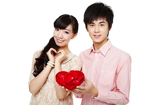 포토 JPG 스튜디오촬영 식물 해외기획촬영 커플 여자 기념일 남자 꽃잎 꽃 한쌍 2011년중국 실내 선물 미소 웃음 들기 누끼 사람 동양인 손짓 이벤트 상반신 20대 성인 두명 앞모습 캐주얼 중국인 장미 하트 청년만 성인만 국내포토 모양 외국인 옷 뷰포인트 관계 모션 표정 인종 청년 내부 파일형식