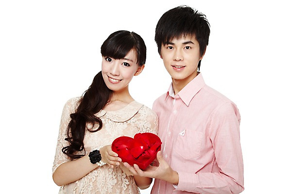 포토 JPG 스튜디오촬영 식물 해외기획촬영 커플 여자 기념일 남자 꽃잎 꽃 한쌍 2011년중국 실내 선물 미소 웃음 들기 누끼 사람 동양인 이벤트 상반신 20대 성인 두명 앞모습 캐주얼 중국인 장미 하트 청년만 성인만 국내포토 모양 외국인 옷 뷰포인트 관계 모션 표정 인종 청년 내부 파일형식