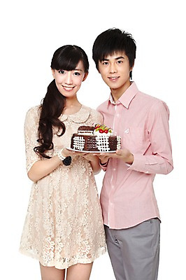 포토 JPG 스튜디오촬영 해외기획촬영 커플 여자 기념일 남자 음식 한쌍 2011년중국 실내 서기 미소 웃음 들기 누끼 사람 동양인 이벤트 20대 성인 두명 앞모습 캐주얼 중국인 케이크 축하 축 생일 생일케이크 청년만 성인만 국내포토 외국인 옷 뷰포인트 컨셉 관계 모션 디저트 표정 인종 청년 내부 파일형식