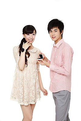 포토 JPG 스튜디오촬영 해외기획촬영 커플 여자 기념일 남자 한쌍 프로포즈 2011년중국 실내 서기 미소 웃음 들기 누끼 사람 동양인 이벤트 20대 성인 두명 옆모습 캐주얼 중국인 반지 주기 감동 청년만 성인만 국내포토 외국인 옷 감정 뷰포인트 장신구 관계 모션 표정 인종 청년 내부 파일형식