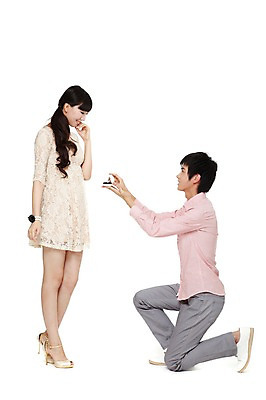 포토 JPG 스튜디오촬영 전신 해외기획촬영 커플 여자 기념일 남자 한쌍 프로포즈 2011년중국 실내 서기 미소 웃음 들기 누끼 사람 동양인 이벤트 20대 성인 두명 옆모습 캐주얼 중국인 마주보기 반지 하이힐 무릎꿇기 주기 감동 청년만 성인만 국내포토 외국인 옷 감정 구두 뷰포인트 장신구 관계 모션 표정 인종 청년 내부 여성화 파일형식