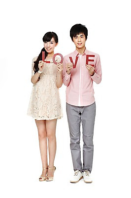 포토 JPG 스튜디오촬영 전신 해외기획촬영 문자 커플 알파벳 영어 여자 기념일 남자 한쌍 2011년중국 대문자 실내 사랑 서기 미소 웃음 들기 누끼 사람 동양인 이벤트 20대 성인 두명 앞모습 캐주얼 단어 중국인 하이힐 청년만 성인만 국내포토 외국인 옷 감정 구두 뷰포인트 관계 모션 표정 인종 청년 내부 여성화 파일형식