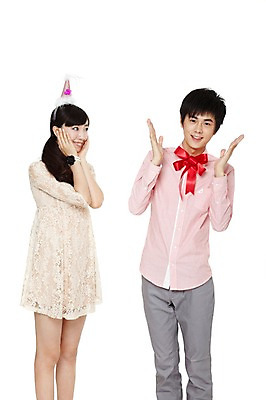 포토 JPG 스튜디오촬영 해외기획촬영 커플 여자 기념일 남자 리본 한쌍 2011년중국 실내 서기 미소 웃음 누끼 사람 동양인 이벤트 20대 성인 두명 앞모습 캐주얼 중국인 고깔모자 축하 축 생일 수줍음 박수 생일축하 청년만 성인만 국내포토 외국인 모자_잡화 옷 감정 뷰포인트 컨셉 관계 모션 표정 인종 손짓 청년 내부 파일형식