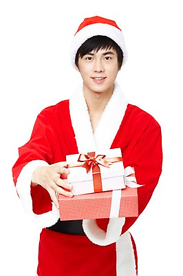 포토 JPG 스튜디오촬영 해외기획촬영 모자 잡화 기념일 남자 컬러 크리스마스 2011년중국 산타모자 산타옷 실내 크리스마스선물 선물 한명 서기 미소 웃음 들기 누끼 사람 동양인 이벤트 20대 성인 앞모습 빨간색 선물상자 상자 중국인 산타클로스 남자만 남자한명만 성인남자만 청년만 청년남자만 청년남자한명만 성인한명만 성인남자한명만 성인만 국내포토 외국인 모자_잡화 1 옷 뷰포인트 모션 표정 인종 청년 내부 파일형식