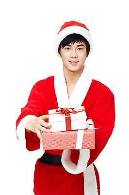 포토 JPG 스튜디오촬영 해외기획촬영 모자 잡화 기념일 남자 컬러 크리스마스 2011년중국 산타모자 산타옷 실내 크리스마스선물 선물 한명 서기 미소 웃음 들기 누끼 사람 동양인 이벤트 20대 성인 앞모습 빨간색 선물상자 상자 중국인 산타클로스 남자만 남자한명만 성인남자만 청년만 청년남자만 청년남자한명만 성인한명만 성인남자한명만 성인만 국내포토 외국인 모자_잡화 1 옷 뷰포인트 모션 표정 인종 청년 내부 파일형식