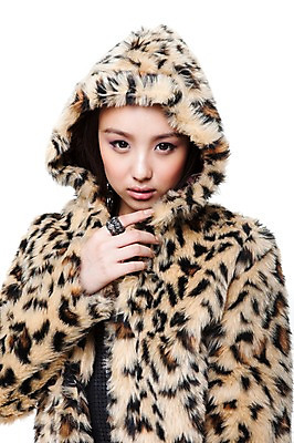 포토 JPG 스튜디오촬영 모델 해외기획촬영 모자 옷 여자 패션 포즈 상의 겨울 2011년중국 실내 한명 누끼 사람 상반신 20대 성인 앞모습 중국인 외투 재킷 코트 반지 모피 겨울옷 모피코트 호피 여자만 여자한명만 성인여자만 청년만 청년여자만 성인한명만 청년여자한명만 성인여자한명만 성인만 국내포토 외국인 1 잡화 계절 뷰포인트 무늬 장신구 동양인 청년 내부 파일형식