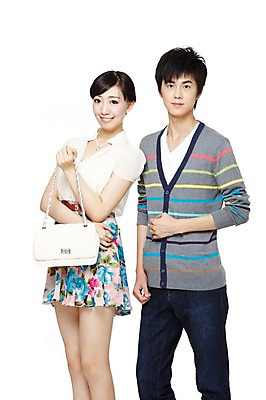 포토 JPG 스튜디오촬영 외국인 해외기획촬영 라이프스타일 커플 여자 남자 한쌍 가방 2011년중국 실내 서기 미소 웃음 들기 누끼 사람 동양인 20대 성인 두명 앞모습 캐주얼 치마 중국인 핸드백 청년만 성인만 국내포토 잡화 옷 뷰포인트 관계 모션 하의 표정 인종 청년 내부 생활 파일형식