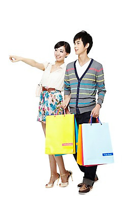 포토 JPG 스튜디오촬영 전신 외국인 해외기획촬영 라이프스타일 커플 응시 여자 남자 한쌍 가방 2011년중국 실내 서기 미소 웃음 들기 누끼 사람 동양인 손짓 20대 성인 두명 앞모습 캐주얼 쇼핑 장보기 치마 쇼핑백 중국인 핸드백 가리킴 하이힐 지시 청년만 성인만 국내포토 시선 잡화 옷 구두 뷰포인트 관계 모션 하의 표정 인종 청년 내부 생활 여성화 파일형식