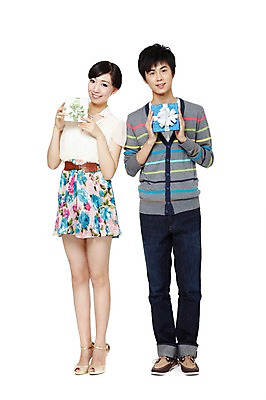 포토 JPG 스튜디오촬영 전신 외국인 해외기획촬영 라이프스타일 커플 여자 남자 한쌍 2011년중국 실내 선물 서기 미소 웃음 들기 누끼 사람 동양인 20대 성인 두명 앞모습 캐주얼 선물상자 쇼핑 장보기 치마 중국인 하이힐 청년만 성인만 국내포토 옷 구두 뷰포인트 관계 모션 하의 표정 인종 청년 내부 생활 상자 여성화 파일형식