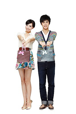 포토 JPG 스튜디오촬영 전신 외국인 해외기획촬영 라이프스타일 커플 여자 남자 한쌍 2011년중국 실내 선물 서기 미소 웃음 들기 누끼 사람 동양인 20대 성인 두명 앞모습 캐주얼 쇼핑 장보기 치마 쇼핑백 중국인 하이힐 청년만 성인만 국내포토 옷 구두 뷰포인트 가방 관계 모션 하의 표정 인종 청년 내부 생활 여성화 파일형식