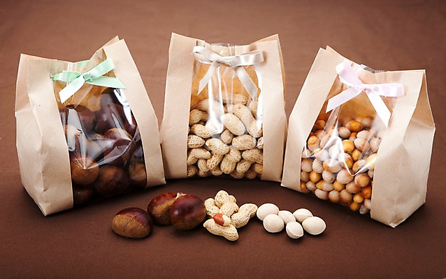 포토 JPG 스튜디오촬영 열매 리본 음식 다수 식재료 포장 실내 사람없음 농작물 상자 여러개 다양 견과류 껍질 끈 밤 포장지 땅콩 정월대보름 부럼 은행열매 국내포토 식물 명절 농업 내부 파일형식