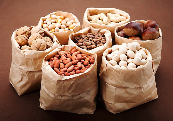 포토 JPG 스튜디오촬영 열매 음식 다수 식재료 봉투 실내 사람없음 농작물 종이봉투 여러개 다양 견과류 껍질 밤 담기 땅콩 호두 정월대보름 잣 부럼 은행열매 국내포토 식물 명절 농업 모션 내부 파일형식