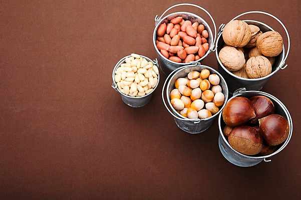 포토 JPG 스튜디오촬영 열매 음식 백그라운드 식재료 실내 사람없음 농작물 여러개 다양 견과류 껍질 밤 양동이 담기 땅콩 호두 정월대보름 잣 부럼 은행열매 국내포토 식물 명절 다수 농업 모션 내부 파일형식