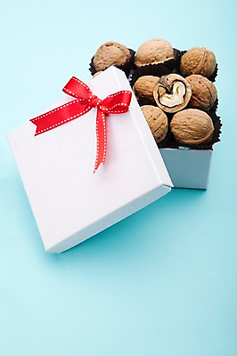 포토 JPG 스튜디오촬영 열매 리본 음식 식재료 포장 단면 실내 선물 사람없음 장식 선물상자 농작물 상자 여러개 견과류 껍질 끈 오픈 자르기 반쪽 호두 정월대보름 부럼 반 국내포토 식물 명절 다수 농업 모션 내부 파일형식