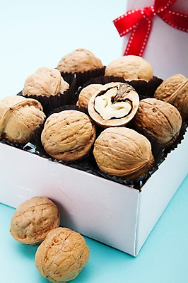 포토 JPG 스튜디오촬영 열매 리본 음식 식재료 포장 단면 실내 선물 근접촬영 사람없음 장식 선물상자 농작물 상자 여러개 견과류 껍질 끈 오픈 자르기 반쪽 호두 정월대보름 부럼 반 국내포토 식물 명절 뷰포인트 다수 농업 모션 내부 파일형식