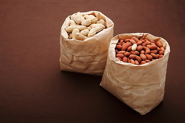 포토 JPG 스튜디오촬영 열매 음식 다수 식재료 봉투 실내 사람없음 농작물 종이봉투 여러개 견과류 껍질 담기 땅콩 정월대보름 부럼 국내포토 식물 명절 농업 모션 내부 파일형식