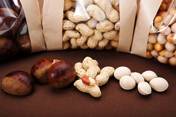 포토 JPG 스튜디오촬영 열매 음식 다수 식재료 포장 실내 근접촬영 사람없음 농작물 상자 여러개 다양 견과류 껍질 밤 포장지 땅콩 정월대보름 부럼 은행열매 국내포토 식물 명절 뷰포인트 농업 내부 파일형식