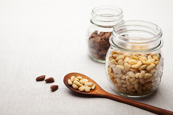 포토 JPG 스튜디오촬영 식기 열매 음식 다수 식재료 유리 주방용품 유리병 수저 실내 사람없음 목재 농작물 숟가락 여러개 다양 견과류 껍질 도구 병 정월대보름 잣 부럼 나무숟가락 나무스푼 국내포토 나무 식물 명절 생활용품 농업 재료 재질 병_용기 내부 파일형식