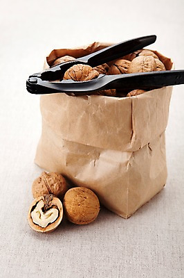 포토 JPG 스튜디오촬영 열매 음식 식재료 봉투 실내 사람없음 농작물 종이봉투 여러개 견과류 껍질 기구 도구 공구 담기 호두 정월대보름 부럼 호두망치 국내포토 식물 명절 다수 농업 모션 주방용품 내부 파일형식