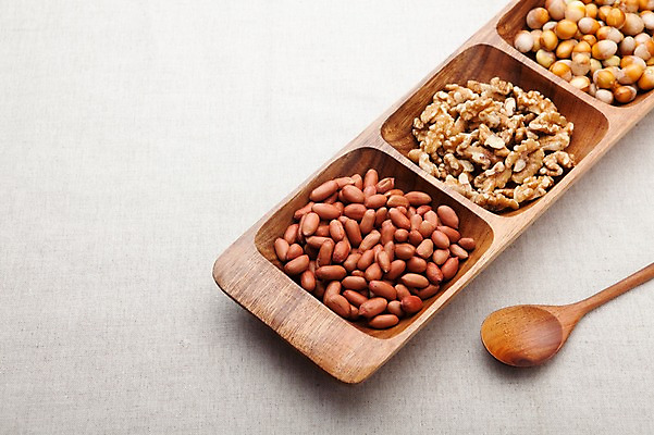 포토 JPG 스튜디오촬영 그릇 식기 열매 음식 다수 식재료 주방용품 수저 실내 사람없음 목재 농작물 숟가락 여러개 다양 견과류 껍질 도구 무게 땅콩 호두 정월대보름 부럼 나무숟가락 나무그릇 나무스푼 은행열매 국내포토 나무 식물 명절 생활용품 농업 재료 내부 파일형식