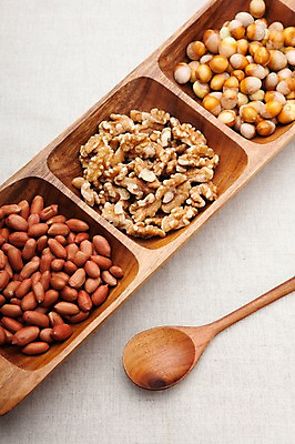 포토 JPG 스튜디오촬영 그릇 식기 열매 음식 다수 식재료 주방용품 수저 실내 사람없음 목재 농작물 숟가락 여러개 다양 견과류 껍질 도구 무게 땅콩 호두 정월대보름 부럼 나무숟가락 나무그릇 나무스푼 은행열매 국내포토 나무 식물 명절 생활용품 농업 재료 내부 파일형식