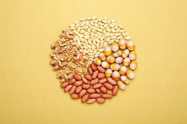 포토 JPG 스튜디오촬영 열매 음식 백그라운드 무늬 식재료 실내 사람없음 농작물 여러개 다양 견과류 껍질 원형 땅콩 호두 정월대보름 잣 부럼 은행열매 국내포토 도형 식물 명절 다수 농업 내부 파일형식