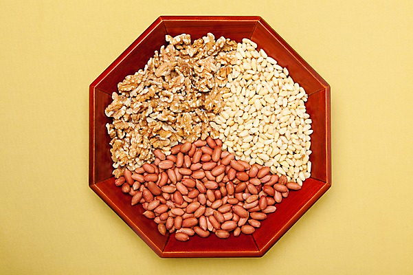 포토 JPG 스튜디오촬영 그릇 식기 접시 열매 음식 다수 식재료 주방용품 쟁반 실내 사람없음 목재 농작물 여러개 다양 견과류 껍질 도구 무게 땅콩 호두 정월대보름 잣 부럼 나무그릇 팔각쟁반 국내포토 나무 식물 명절 생활용품 농업 재료 내부 파일형식