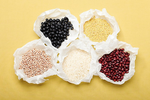 포토 JPG 스튜디오촬영 열매 종이 음식 식재료 콩 곡류 실내 사람없음 농작물 여러개 다양 쌀 흰색 잡곡 정월대보름 팥 검정콩 구김 수수 조 국내포토 식물 명절 컬러 다수 농업 모션 내부 파일형식