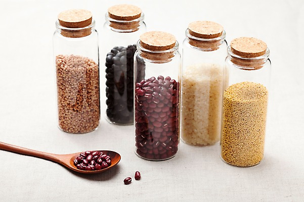 포토 JPG 스튜디오촬영 식기 열매 음식 식재료 주방용품 유리병 콩 곡류 실내 사람없음 목재 농작물 숟가락 여러개 다양 뚜껑 쌀 도구 병 담기 잡곡 정월대보름 팥 나무숟가락 검정콩 나무스푼 수수 조 국내포토 나무 식물 명절 생활용품 다수 농업 재료 모션 병_용기 수저 내부 파일형식