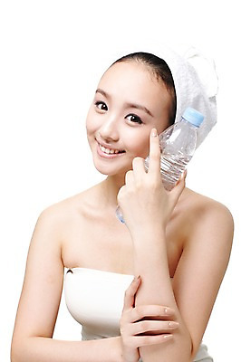 포토 JPG 스튜디오촬영 외국인 해외기획촬영 여자 2011년중국 실내 한명 미소 웃음 들기 누끼 사람 동양인 상반신 20대 성인 앞모습 물 수건 뷰티 중국인 스파 목욕 청결 위생 병 튜브탑 물병 생수 순수 피부관리 청순 의료성형뷰티 여자만 여자한명만 성인여자만 청년만 청년여자만 성인한명만 청년여자한명만 성인여자한명만 성인만 국내포토 자연요소 1 식기 뷰포인트 컨셉 상의 모션 표정 인종 청년 내부 위생용품 물통 파일형식