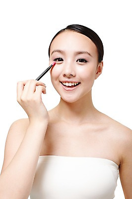 포토 JPG 스튜디오촬영 외국인 해외기획촬영 여자 2011년중국 실내 한명 미소 웃음 들기 누끼 사람 동양인 상반신 20대 성인 앞모습 화장 뷰티 중국인 화장품 화장용품 붓 튜브탑 순수 바르기 눈화장 아이섀도 묶은머리 청순 의료성형뷰티 여자만 여자한명만 성인여자만 청년만 청년여자만 성인한명만 청년여자한명만 성인여자한명만 성인만 국내포토 1 헤어스타일 뷰포인트 컨셉 상의 모션 표정 인종 청년 내부 미용용품 파일형식