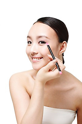 포토 JPG 스튜디오촬영 외국인 해외기획촬영 여자 2011년중국 실내 한명 미소 웃음 들기 누끼 사람 동양인 상반신 20대 성인 앞모습 화장 뷰티 중국인 화장품 화장용품 붓 튜브탑 순수 바르기 눈화장 아이섀도 묶은머리 청순 의료성형뷰티 여자만 여자한명만 성인여자만 청년만 청년여자만 성인한명만 청년여자한명만 성인여자한명만 성인만 국내포토 1 헤어스타일 뷰포인트 컨셉 상의 모션 표정 인종 청년 내부 미용용품 파일형식