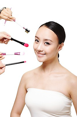 포토 JPG 스튜디오촬영 외국인 해외기획촬영 손 여자 신체 2011년중국 실내 한명 미소 웃음 들기 누끼 사람 동양인 상반신 20대 성인 앞모습 신체부위 화장 뷰티 중국인 화장품 화장용품 붓 튜브탑 순수 묶은머리 청순 의료성형뷰티 청년만 성인한명만 성인만 국내포토 1 헤어스타일 뷰포인트 컨셉 상의 모션 표정 인종 청년 내부 미용용품 파일형식