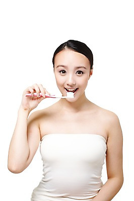 포토 JPG 스튜디오촬영 외국인 해외기획촬영 여자 2011년중국 실내 한명 미소 웃음 들기 누끼 사람 동양인 상반신 20대 성인 앞모습 뷰티 중국인 청결 양치 세수 위생 칫솔 튜브탑 순수 묶은머리 청순 의료성형뷰티 여자만 여자한명만 성인여자만 청년만 청년여자만 성인한명만 청년여자한명만 성인여자한명만 성인만 국내포토 1 헤어스타일 뷰포인트 컨셉 상의 모션 표정 인종 청년 내부 위생용품 파일형식