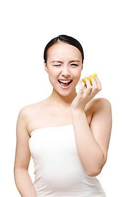 포토 JPG 스튜디오촬영 외국인 해외기획촬영 여자 음식 몸매관리 다이어트 과일 2011년중국 실내 건강 식이요법 윙크 한명 들기 누끼 사람 동양인 상반신 20대 성인 앞모습 뷰티 중국인 건강관리 찡그림 튜브탑 레몬 순수 반쪽 묶은머리 신맛 청순 의료성형뷰티 여자만 여자한명만 성인여자만 청년만 청년여자만 성인한명만 청년여자한명만 성인여자한명만 성인만 국내포토 1 헤어스타일 뷰포인트 컨셉 상의 모션 표정 관리 인종 청년 내부 맛 파일형식