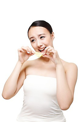 포토 JPG 스튜디오촬영 외국인 해외기획촬영 여자 음식 몸매관리 다이어트 과일 2011년중국 실내 건강 식이요법 한명 들기 누끼 사람 동양인 상반신 20대 성인 앞모습 뷰티 중국인 건강관리 튜브탑 먹기 레몬 순수 과일조각 묶은머리 신맛 청순 의료성형뷰티 여자만 여자한명만 성인여자만 청년만 청년여자만 성인한명만 청년여자한명만 성인여자한명만 성인만 국내포토 1 헤어스타일 뷰포인트 조각 컨셉 상의 모션 관리 인종 청년 내부 맛 파일형식