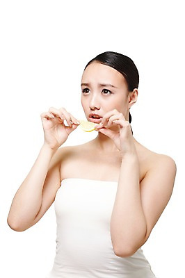 포토 JPG 스튜디오촬영 외국인 해외기획촬영 여자 음식 몸매관리 다이어트 과일 2011년중국 실내 건강 식이요법 한명 들기 누끼 사람 동양인 상반신 20대 성인 앞모습 뷰티 중국인 건강관리 튜브탑 먹기 레몬 순수 과일조각 묶은머리 신맛 청순 의료성형뷰티 여자만 여자한명만 성인여자만 청년만 청년여자만 성인한명만 청년여자한명만 성인여자한명만 성인만 국내포토 1 헤어스타일 뷰포인트 조각 컨셉 상의 모션 관리 인종 청년 내부 맛 파일형식