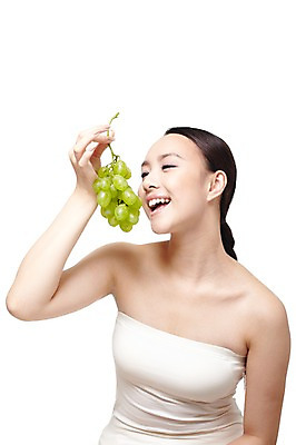 포토 JPG 스튜디오촬영 외국인 해외기획촬영 여자 음식 몸매관리 다이어트 과일 2011년중국 포도 실내 건강 식이요법 한명 미소 웃음 들기 누끼 사람 동양인 상반신 20대 성인 앞모습 뷰티 중국인 건강관리 튜브탑 순수 청포도 묶은머리 청순 의료성형뷰티 여자만 여자한명만 성인여자만 청년만 청년여자만 성인한명만 청년여자한명만 성인여자한명만 성인만 국내포토 1 헤어스타일 뷰포인트 컨셉 상의 모션 표정 관리 인종 청년 내부 파일형식