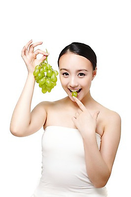 포토 JPG 스튜디오촬영 외국인 해외기획촬영 여자 음식 몸매관리 다이어트 과일 2011년중국 포도 실내 건강 식이요법 한명 미소 웃음 들기 누끼 사람 동양인 상반신 20대 성인 앞모습 뷰티 중국인 건강관리 튜브탑 먹기 순수 청포도 묶은머리 청순 의료성형뷰티 여자만 여자한명만 성인여자만 청년만 청년여자만 성인한명만 청년여자한명만 성인여자한명만 성인만 국내포토 1 헤어스타일 뷰포인트 컨셉 상의 모션 표정 관리 인종 청년 내부 파일형식