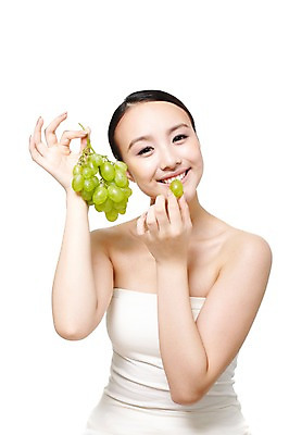 포토 JPG 스튜디오촬영 외국인 해외기획촬영 여자 음식 몸매관리 다이어트 과일 2011년중국 포도 실내 건강 식이요법 한명 미소 웃음 들기 누끼 사람 동양인 상반신 20대 성인 앞모습 뷰티 중국인 건강관리 튜브탑 먹기 순수 청포도 묶은머리 청순 의료성형뷰티 여자만 여자한명만 성인여자만 청년만 청년여자만 성인한명만 청년여자한명만 성인여자한명만 성인만 국내포토 1 헤어스타일 뷰포인트 컨셉 상의 모션 표정 관리 인종 청년 내부 파일형식