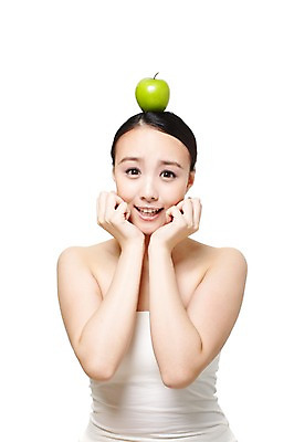 포토 JPG 스튜디오촬영 외국인 해외기획촬영 여자 음식 포즈 몸매관리 다이어트 과일 2011년중국 모션 실내 건강 식이요법 한명 미소 웃음 누끼 사람 동양인 손짓 상반신 20대 성인 앞모습 뷰티 중국인 건강관리 사과 튜브탑 순수 머리위 청사과 묶은머리 청순 의료성형뷰티 여자만 여자한명만 성인여자만 청년만 청년여자만 성인한명만 청년여자한명만 성인여자한명만 성인만 국내포토 1 헤어스타일 뷰포인트 컨셉 상의 표정 관리 인종 청년 내부 파일형식