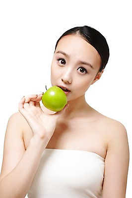 포토 JPG 스튜디오촬영 외국인 해외기획촬영 여자 음식 몸매관리 다이어트 과일 2011년중국 실내 건강 식이요법 한명 들기 누끼 사람 동양인 상반신 20대 성인 앞모습 뷰티 중국인 건강관리 사과 튜브탑 순수 청사과 묶은머리 청순 의료성형뷰티 여자만 여자한명만 성인여자만 청년만 청년여자만 성인한명만 청년여자한명만 성인여자한명만 성인만 국내포토 1 헤어스타일 뷰포인트 컨셉 상의 모션 관리 인종 청년 내부 파일형식