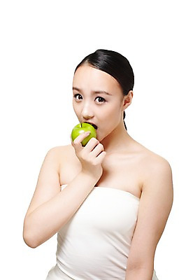포토 JPG 스튜디오촬영 외국인 해외기획촬영 여자 음식 몸매관리 다이어트 과일 2011년중국 실내 건강 식이요법 한명 들기 누끼 사람 동양인 상반신 20대 성인 앞모습 뷰티 중국인 건강관리 사과 튜브탑 먹기 순수 청사과 묶은머리 청순 의료성형뷰티 여자만 여자한명만 성인여자만 청년만 청년여자만 성인한명만 청년여자한명만 성인여자한명만 성인만 국내포토 1 헤어스타일 뷰포인트 컨셉 상의 모션 관리 인종 청년 내부 파일형식