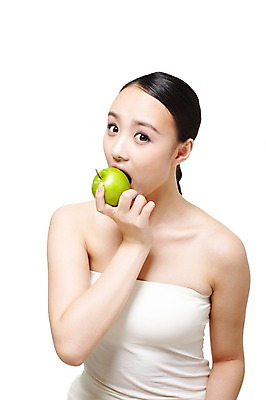 포토 JPG 스튜디오촬영 외국인 해외기획촬영 여자 음식 몸매관리 다이어트 과일 2011년중국 실내 건강 식이요법 한명 들기 누끼 사람 동양인 상반신 20대 성인 앞모습 뷰티 중국인 건강관리 사과 튜브탑 먹기 순수 청사과 묶은머리 청순 의료성형뷰티 여자만 여자한명만 성인여자만 청년만 청년여자만 성인한명만 청년여자한명만 성인여자한명만 성인만 국내포토 1 헤어스타일 뷰포인트 컨셉 상의 모션 관리 인종 청년 내부 파일형식