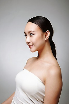 포토 JPG 스튜디오촬영 외국인 해외기획촬영 우먼라이프 라이프스타일 응시 여자 2011년중국 회색배경 실내 한명 미소 웃음 사람 동양인 상반신 20대 성인 옆모습 뷰티 중국인 튜브탑 순수 묶은머리 청순 의료성형뷰티 여자만 여자한명만 성인여자만 청년만 청년여자만 성인한명만 청년여자한명만 성인여자한명만 성인만 국내포토 1 헤어스타일 시선 뷰포인트 백그라운드 컨셉 상의 표정 인종 청년 내부 생활 회색 파일형식
