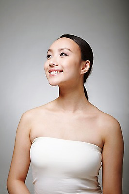 포토 JPG 스튜디오촬영 외국인 해외기획촬영 우먼라이프 라이프스타일 응시 여자 2011년중국 회색배경 실내 한명 미소 웃음 사람 동양인 상반신 20대 성인 앞모습 뷰티 중국인 튜브탑 순수 묶은머리 청순 의료성형뷰티 여자만 여자한명만 성인여자만 청년만 청년여자만 성인한명만 청년여자한명만 성인여자한명만 성인만 국내포토 1 헤어스타일 시선 뷰포인트 백그라운드 컨셉 상의 표정 인종 청년 내부 생활 회색 파일형식
