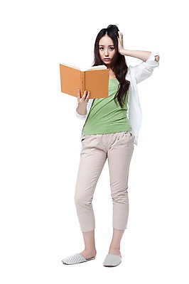 포토 JPG 스튜디오촬영 전신 외국인 우먼라이프 라이프스타일 긴머리 여자 여유 남방 휴식 실내 실내화 한명 서기 들기 누끼 사람 동양인 20대 성인 취미 앞모습 책 캐주얼 독서 중국인 칠부바지 여자만 여자한명만 성인여자만 청년만 청년여자만 성인한명만 청년여자한명만 성인여자한명만 성인만 국내포토 1 헤어스타일 옷 감정 뷰포인트 신발 컨셉 셔츠 바지 모션 인종 청년 내부 생활 파일형식