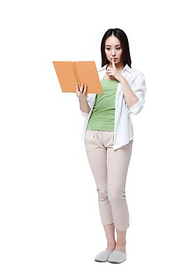 포토 JPG 스튜디오촬영 전신 외국인 우먼라이프 라이프스타일 긴머리 응시 여자 여유 남방 휴식 실내 실내화 한명 서기 들기 누끼 사람 동양인 손짓 20대 성인 취미 앞모습 책 캐주얼 독서 중국인 읽기 쉿 조용 칠부바지 여자만 여자한명만 성인여자만 청년만 청년여자만 성인한명만 청년여자한명만 성인여자한명만 성인만 국내포토 1 헤어스타일 시선 옷 감정 뷰포인트 신발 컨셉 셔츠 바지 모션 인종 청년 내부 생활 파일형식