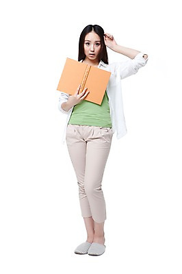 포토 JPG 스튜디오촬영 전신 외국인 우먼라이프 라이프스타일 긴머리 여자 여유 남방 휴식 실내 실내화 한명 서기 들기 누끼 사람 동양인 20대 성인 취미 앞모습 책 캐주얼 독서 중국인 칠부바지 여자만 여자한명만 성인여자만 청년만 청년여자만 성인한명만 청년여자한명만 성인여자한명만 성인만 국내포토 1 헤어스타일 옷 감정 뷰포인트 신발 컨셉 셔츠 바지 모션 인종 청년 내부 생활 파일형식